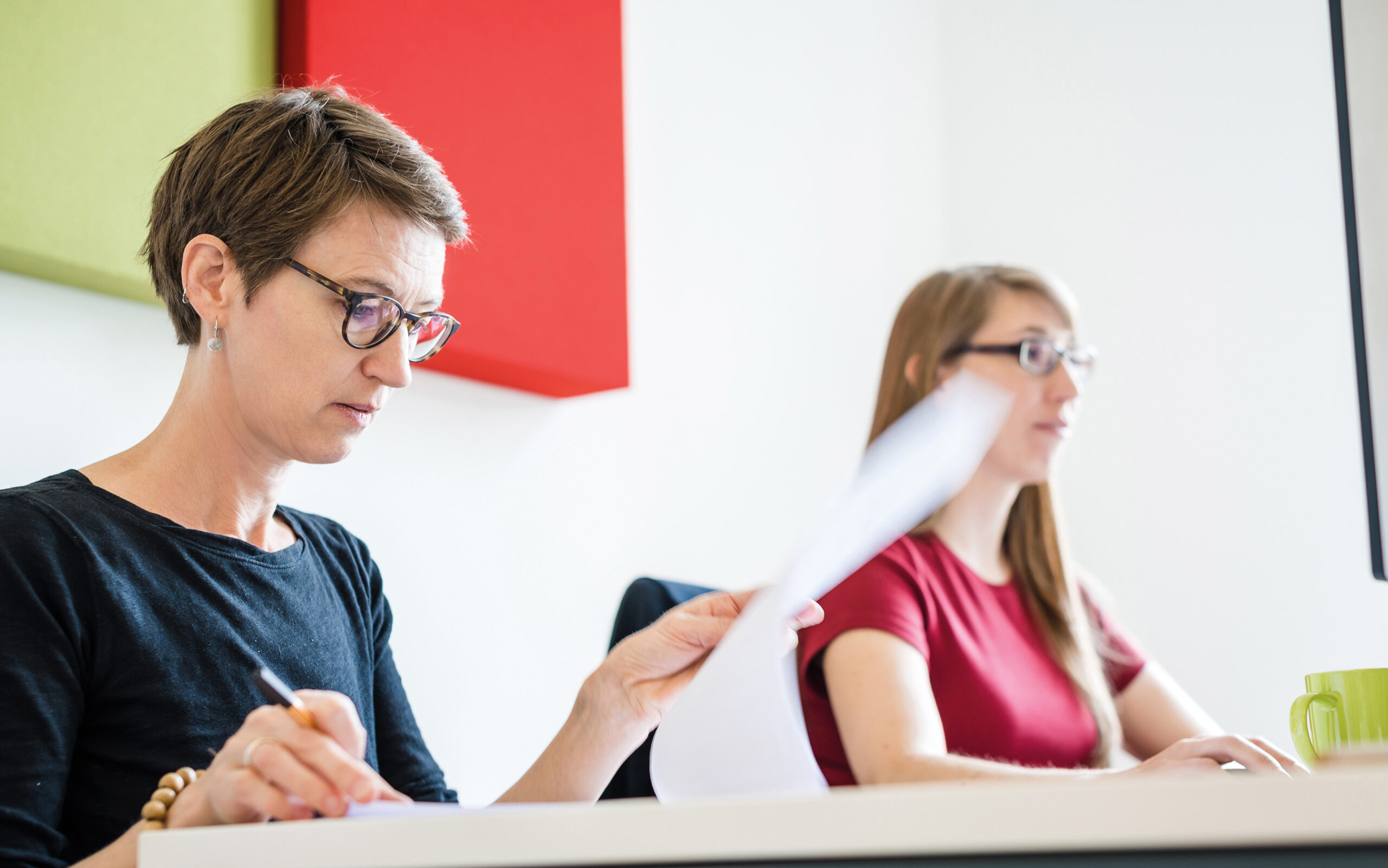 Mareile Stein und Sabrina Steinmann am Schreibtisch