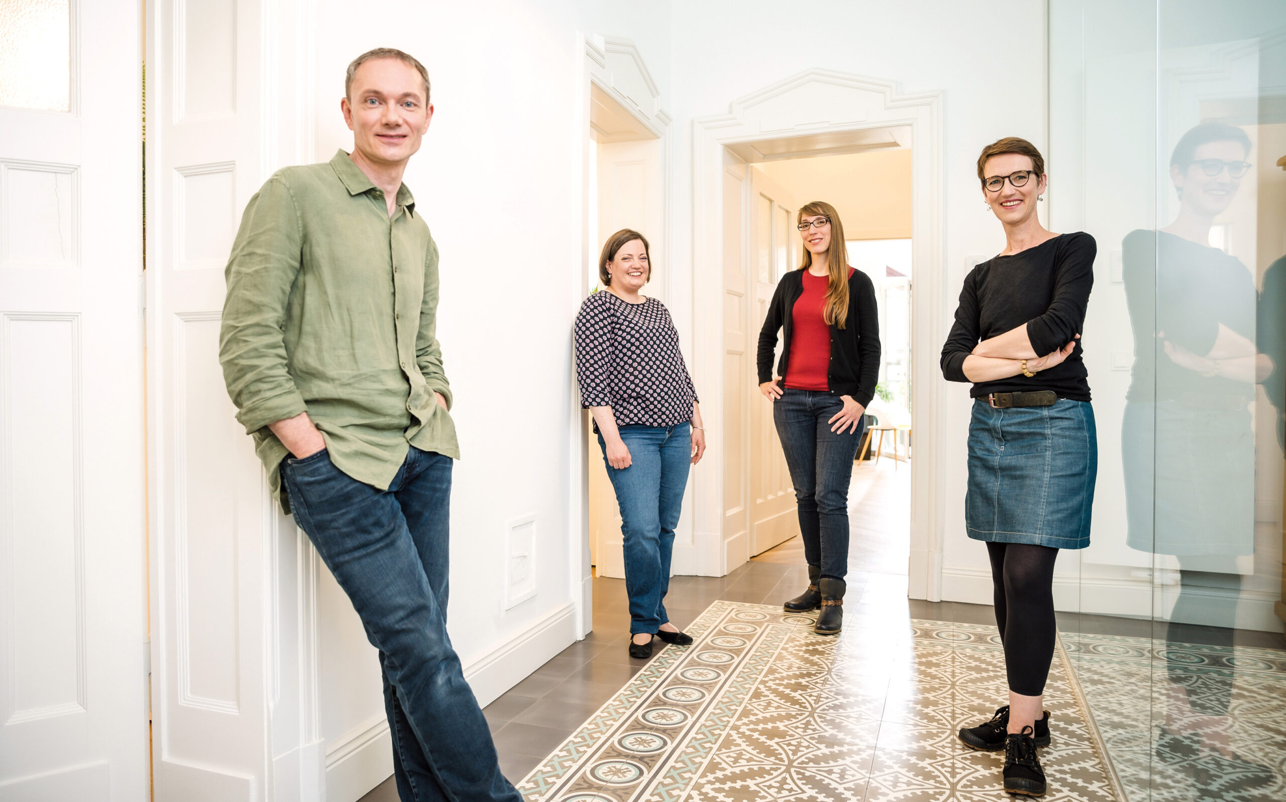 Die Wortgefährt*innen Mareile, Sabrina, Stephanie und Wolfgang im Flur der Agentur.